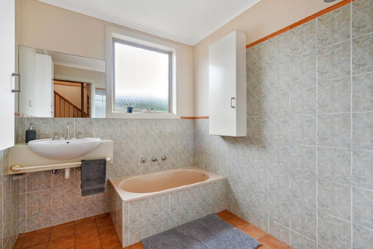 House 3 Mins Walk Bellerive, Hobart Holiday home *