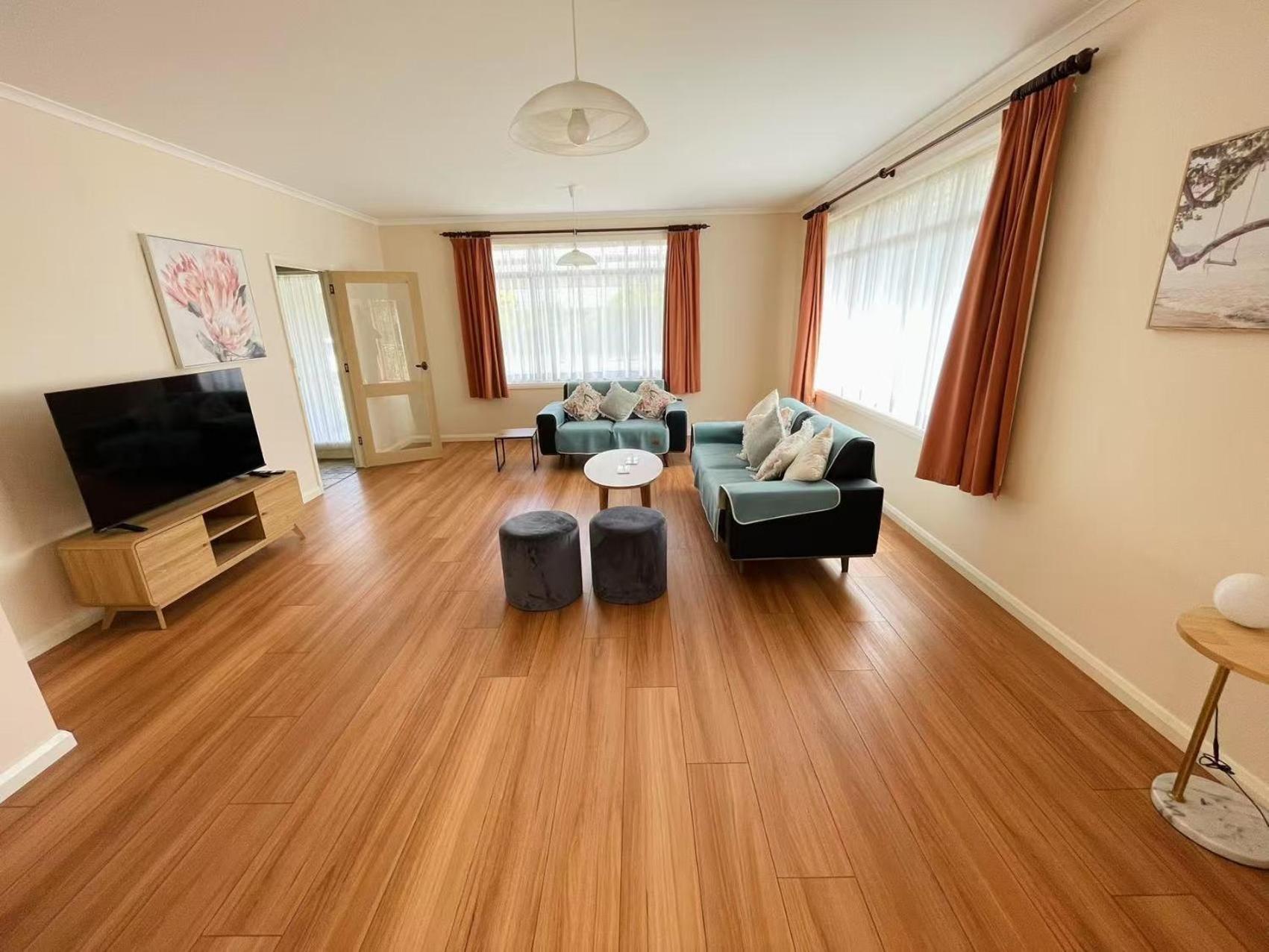 House 3 Mins Walk Bellerive, Hobart Holiday home